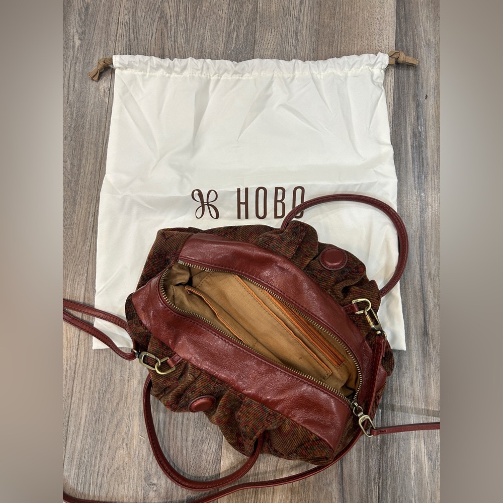 HOBO DARLING SATCHEL
HANDBAG- Arabesque Pattern - Picture 6 of 14